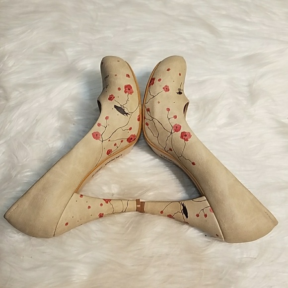 Women's Beige Pumps with Artistic Design - Picture 5 of 8